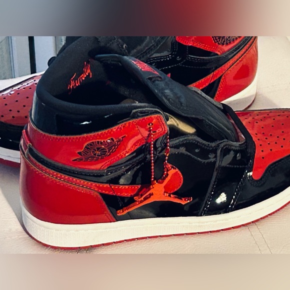 NEW Nike Air Jordan 1 Retro High Tops Sneakers Basketball Size 8 Black Red main image 14